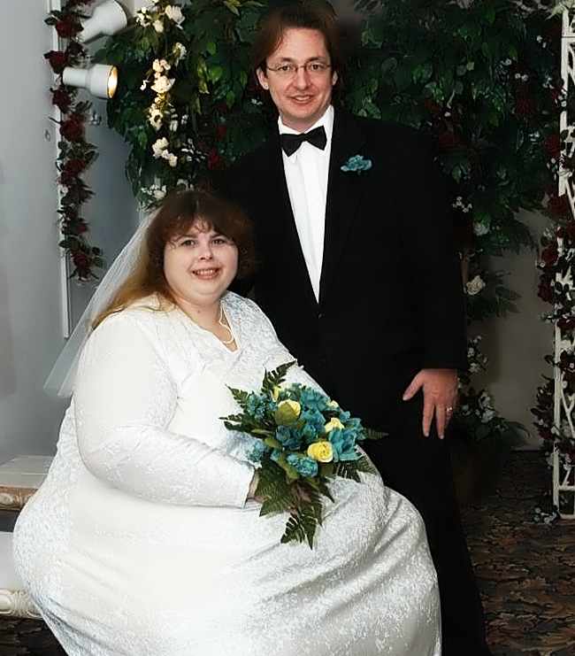Ảnh cưới của “cặp đôi đũa lệch” - Nhìn vào ảnh cưới của hai người dễ dàng nhận thấy Pauline đã rất béo lúc trước khi cưới.